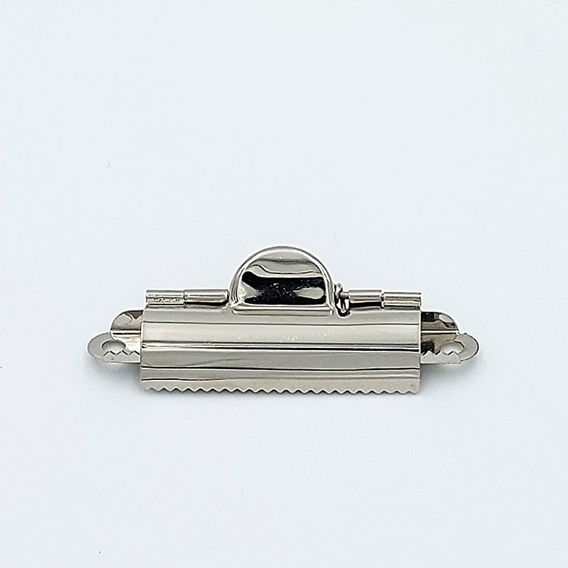 Clip sujetador metálico de presión con dientes tipo pinza para tablas. Largo total de 7 cm, ancho de 1.3 cm y acabado níquel plateado. Caja con 2,400 piezas, compra mínima de 100 piezas por modelo. Clip sujetador metálico de presión con dientes tipo pinza para tablas. Largo total de 7 cm, ancho de 1.3 cm y acabado níquel plateado. Caja con 2,400 piezas, compra mínima de 100 piezas por modelo.